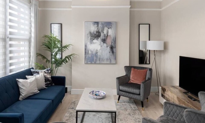 Northcote Apartment | Beautifully Designed 3BD Retreat with Backyard