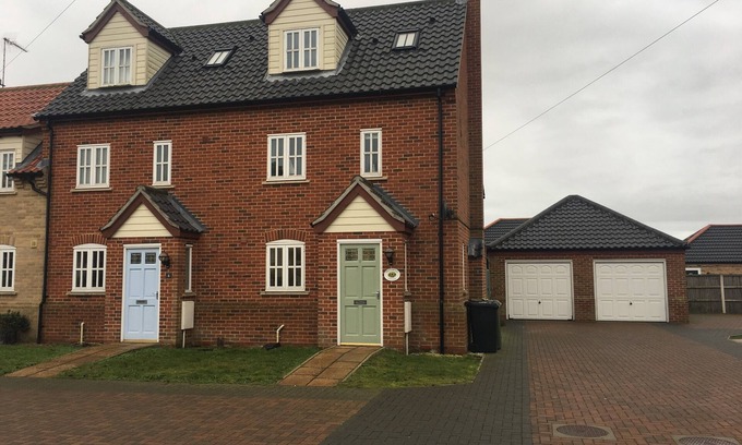Winterton-on-Sea Cottage | Beautifully furnished, comfortable holiday cottage close to a huge sandy beach.
