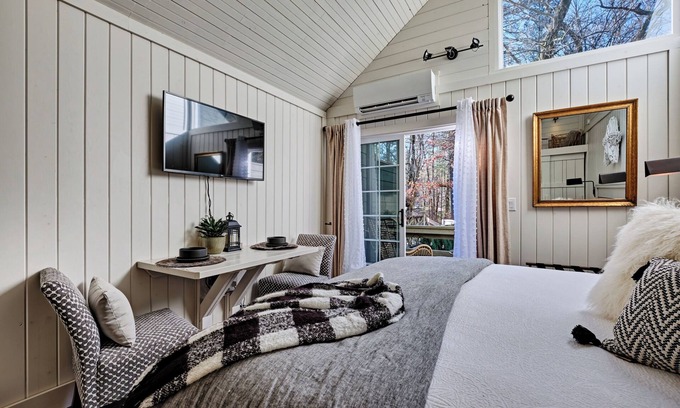Sapphire House | Beautifully Furnished Studio Just Inside Sapphire Valley - Tiny Star Cottage