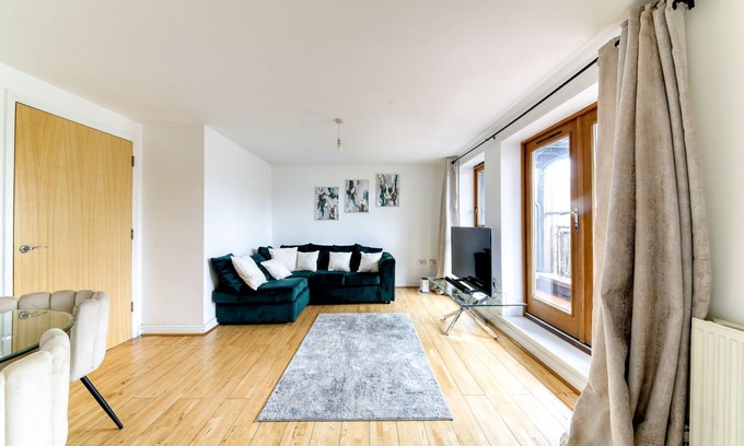 Bensham Manor Apartment | Beautifully Presented 2 Bedroom, 2 Bathroom In Croydon With Parking