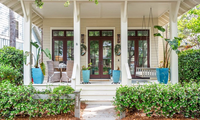 Watercolor House | Beautifully renovated and refined cottage with private pool