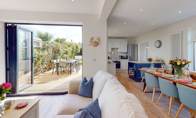 Abersoch House | Beautifully refurbished holiday home in the centre of Abersoch with parking.