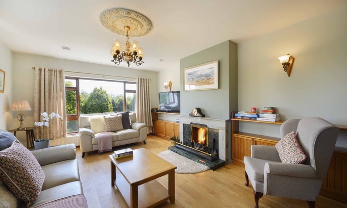 Westport House | Beautifully refurbished 5 bedroom house, sleeps 10, 3 mins by car from Westport.