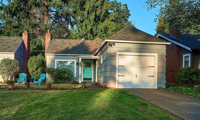 South Central House | Beautifully Remodeled 1940s Bungalow in Salem, OR close to Downtown and WU
