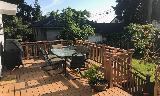 Alki House | Beautifully Remodeled - 5Bed/3Bath - by Alki Beach & Downtown