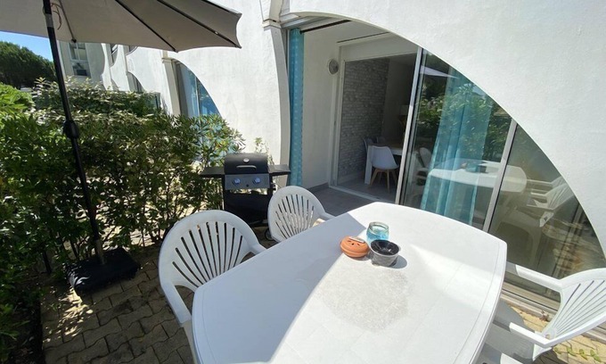 La Petite Motte Apartment | Beautifully renovated Studio cabin, with private garden, close to the beach, BBQ