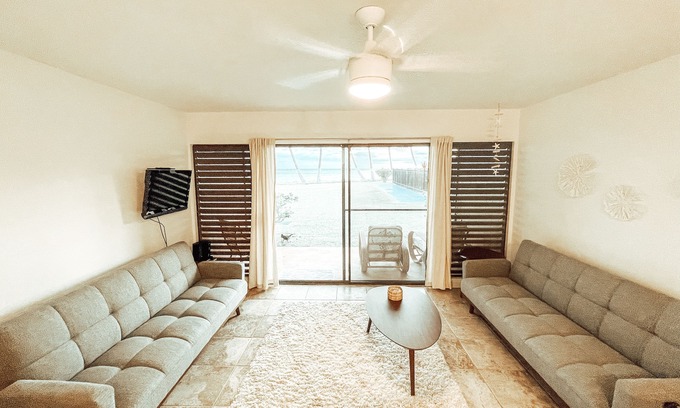 Kaunakakai Condo | Beautifully Renovated Beachfront Condo