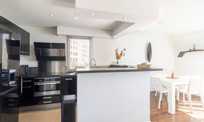 Beausoleil Condo | Beautifully renovated 1-bedroom apartment with a spectacular view of Monaco. Located in Beausoleil, it offers all modern comforts: terrace, fully equipped kitchen, air conditioning, and can accommodate up to 4 guests.