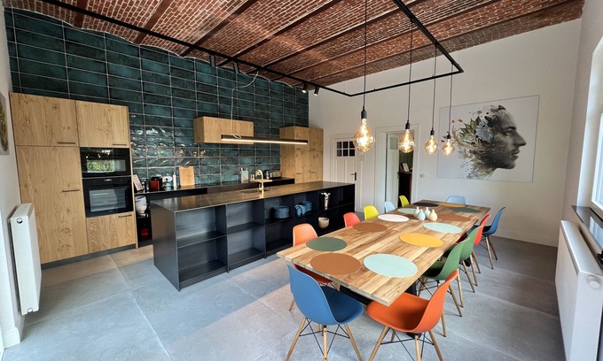 Assebroek House | Beautifully renovated home with 5 large bedrooms and 4 bathrooms