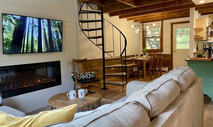 West Hartford House | Beautifully renovated with fireplace and coffee bar