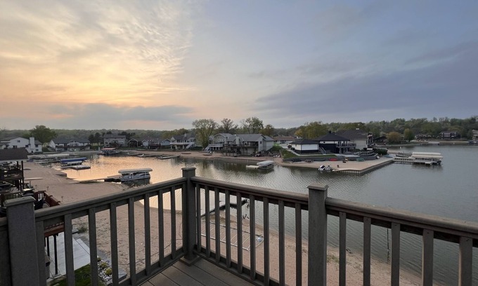 Papillion House | Beautifully renovated lake house - sleeps up to 18!