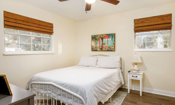 St. Petersburg - Clearwater Cottage | Beautifully restored Cottage -Pet friendly - firepit & gazebo -Centrally located