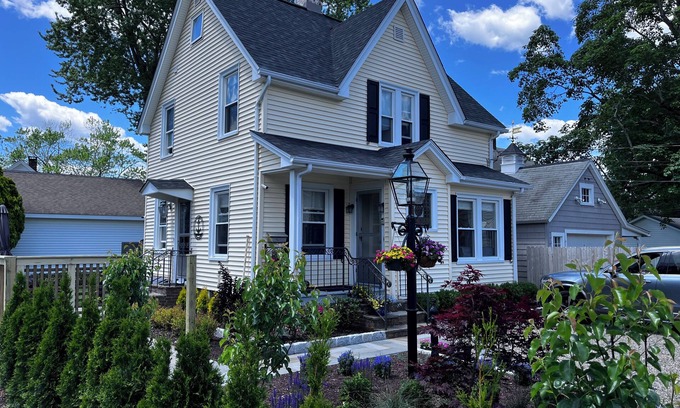 Mystic - New London House | Beautifully Restored 1890’s House in beautiful & picturesque downtown Mystic.