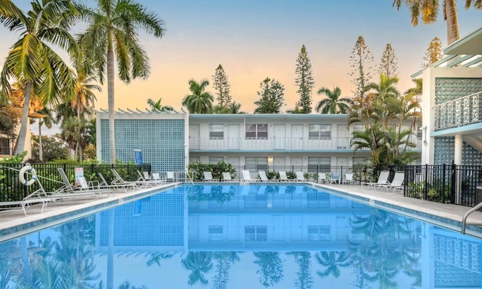 Old Naples Condo | Beautifully Updated Naples Condo, Walk to Beach & 3rd St