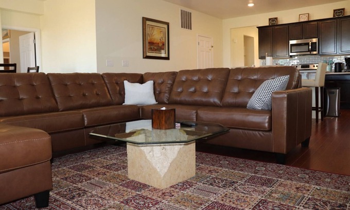 Dupont House | BeautifulWalking distance to Gaylord Rockies , very close to DIA Very quiet area