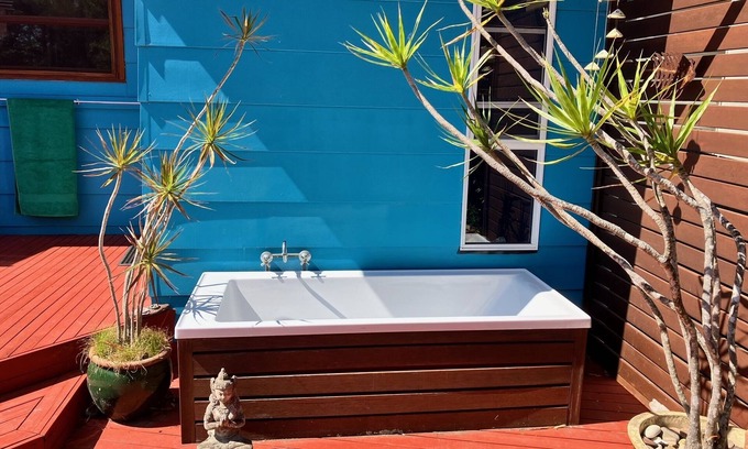 Wallaga Lake House | Beauty Point beach house: elegant, bright, comfortable and pet-friendly.nn