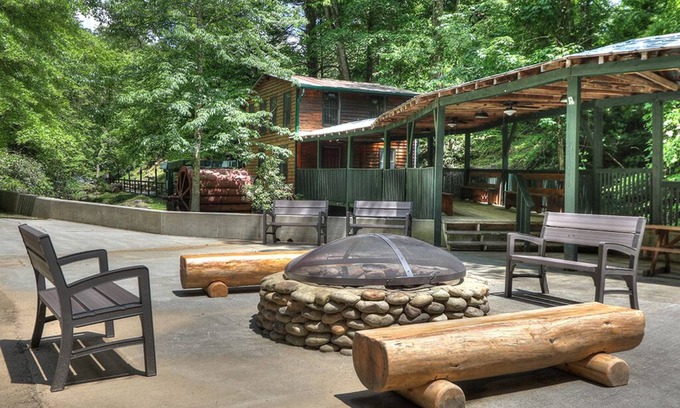 Gatlinburg - Pigeon Forge Cabin | Beaver Creek: Creekside Family Cabin
