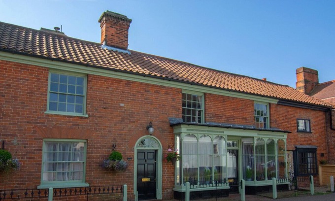 Reepham House | Beaver House - Four Bedroom House, Sleeps 8