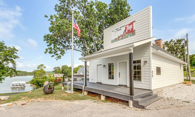 Rogers Apartment | Beaver Lake Studio: Luxe Stay at Historic Site