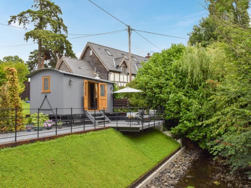 Bettws Cedewain House | Bechan Brook Hut
