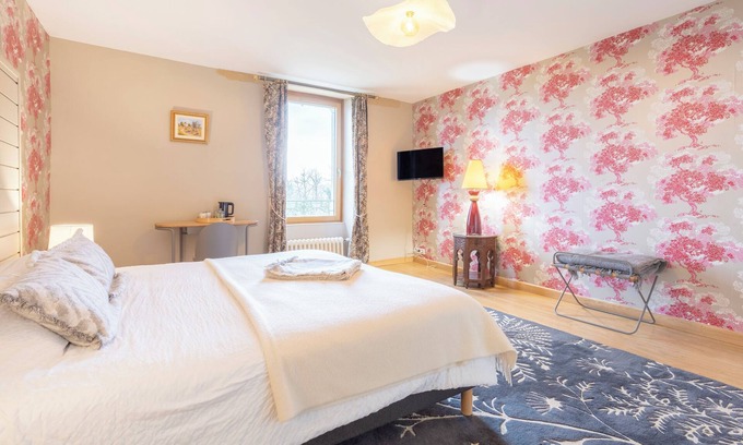 Concarneau Bed & Breakfast | Bed and Breakfast 'Anne De Bretagne' with Shared Terrace, Shared Garden and Wi-Fi