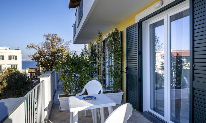 Ischia Porto Bed & Breakfast | Bed and Breakfast 'Camera Vista Giardino Con Balcone' with Shared Terrace and Air Conditioning