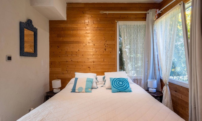 Lannion Bed & Breakfast | Bed and Breakfast 'Chalet Prunelle' with Shared Garden and Wi-Fi