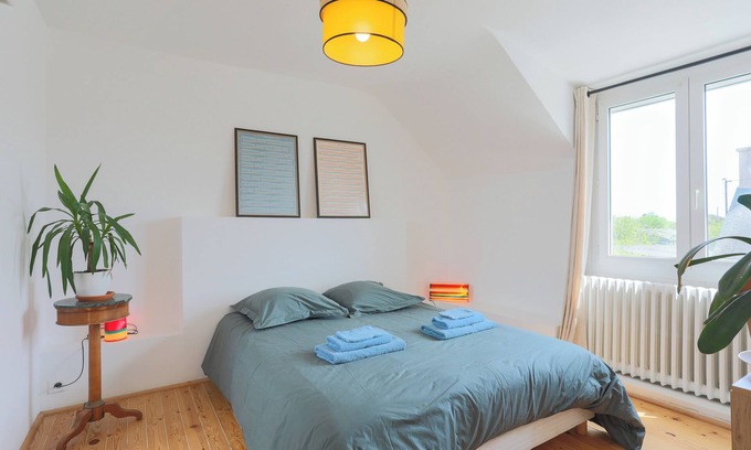 Plouezec Bed & Breakfast | Bed and Breakfast 'Chambre 2' with Shared Garden and Wi-Fi