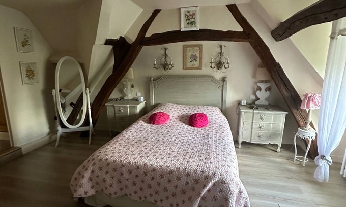 Suzay Bed & Breakfast | Bed and Breakfast 'English Roses' with Private Pool, Shared Garden and Wi-Fi
