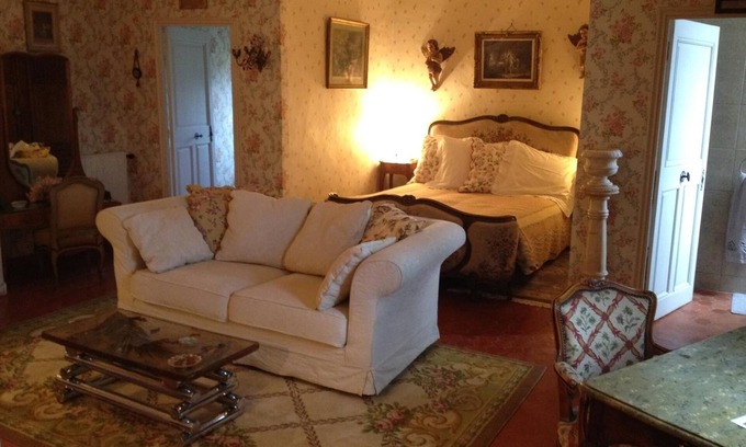 Brignoles Bed & Breakfast | Bed and Breakfast 'Familiale' with Mountain View, Shared Pool and Wi-Fi