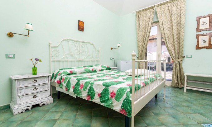 Calatabiano Bed & Breakfast | Bed and Breakfast 'Luna' with Sea View, Shared Pool and Wi-Fi