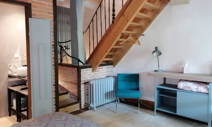 Noaillan Bed & Breakfast | Bed and Breakfast 'L'orée De Lansot - Chambre Atelier' with Shared Terrace, Shared Garden and Wi-Fi
