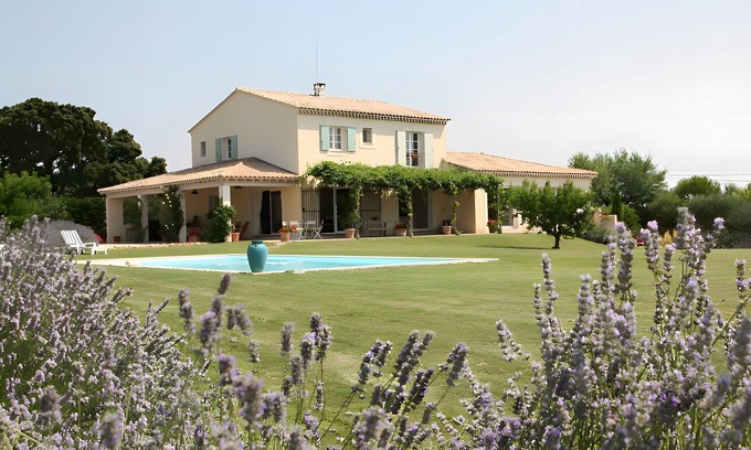 Estezargues Bed & Breakfast | Bed and Breakfast 'Manon' with Shared Terrace, Shared Garden and Wi-Fi