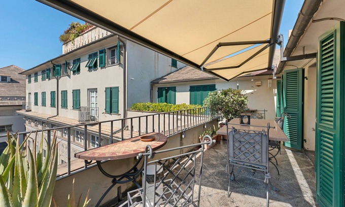 Genoa Historical Centre Bed & Breakfast | Bed and Breakfast 'Palazzo Giustiniani' with Balcony, Wi-Fi and Air Conditioning