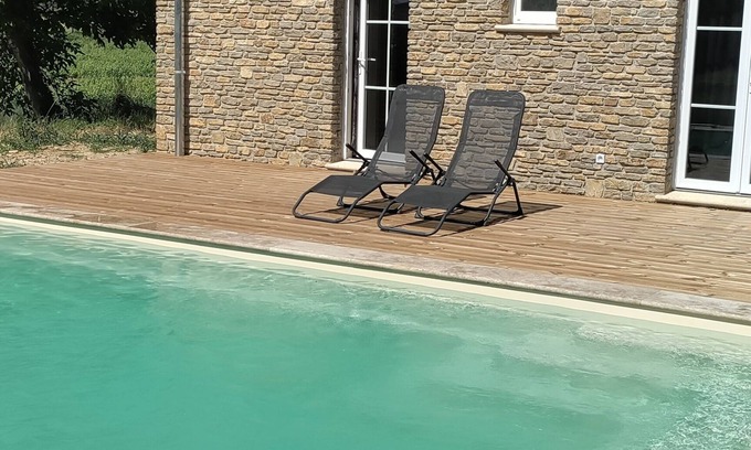 Faucon Bed & Breakfast | Bed and breakfast with view of the vineyards. New!