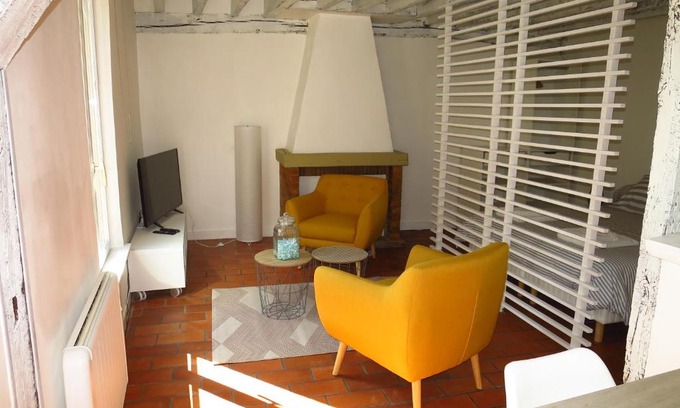 Chartres Apartment | Bed in Chartres