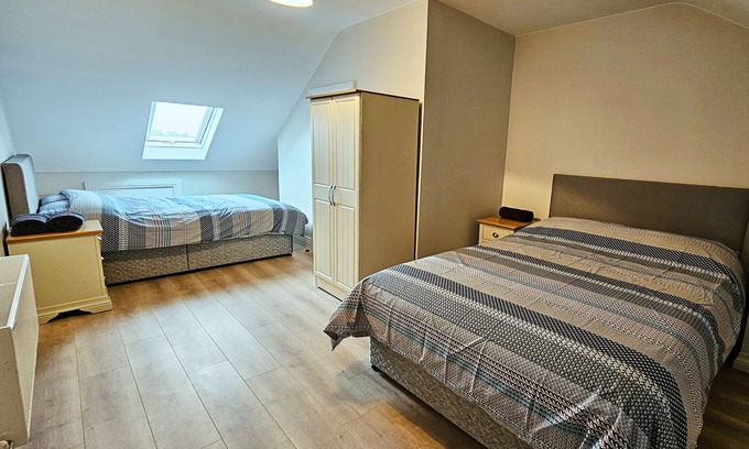Dromod House | Bedroom 6, sleeps 4 people with en-suite