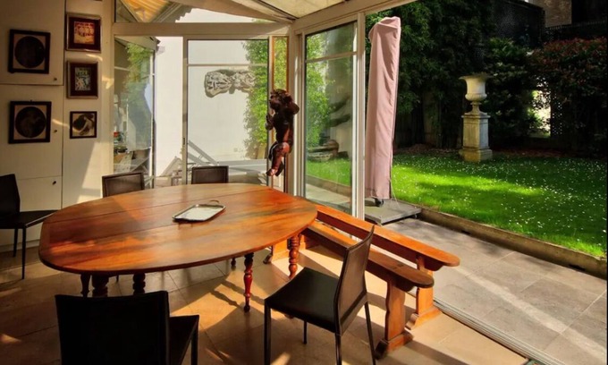 Porte-Dauphine House | Bedroom and small study on veranda overlooking quiet garden