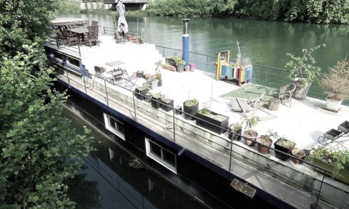 Villeneuve-la-Garenne Boat Rental | Bedroom with bathroom and WC in 120 square mettre apartment near the Seine