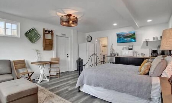 Weston Apartment | Bee & Bee Bungalow - Studio B&B downtown