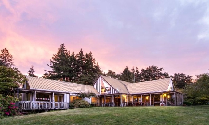 Ohakune House | BEECH TREE LODGE- BEST PRICE ! SLEEPS 14 -PET FRIENDLY- BOOK NOW