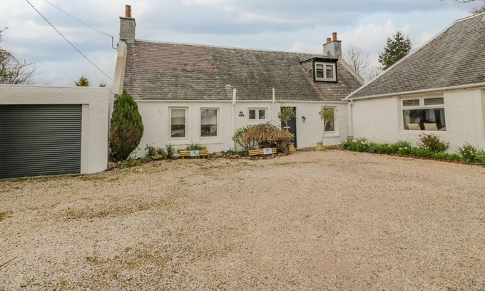 Troon Cottage | BEECH TREE, pet friendly, with hot tub in Troon