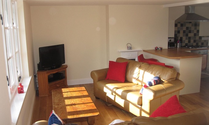 Beer Apartment | Beer Holiday Maisonette with Parking and Balcony, Near to Beach, shops and Pubs