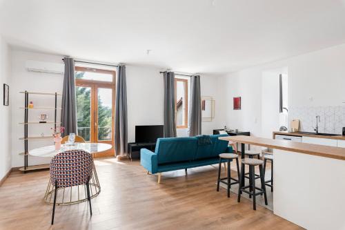 Saint-Just-Saint-Rambert Apartment | Beige Hospitalité - Telli Lumiere et balcon
