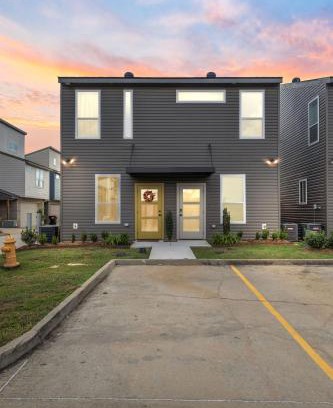 Lafayette Villa | Beignet House Cajun Luxury Full Kitchen Fast WiFi