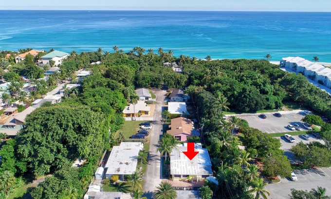 Briny Breezes House | Bel Air Beach House, Just steps to beach!