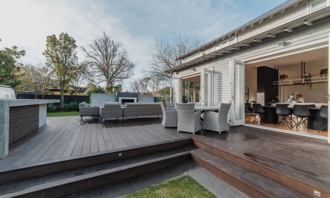 Riccarton Villa | Bel Air Mansion - Sleeps 12 Villa