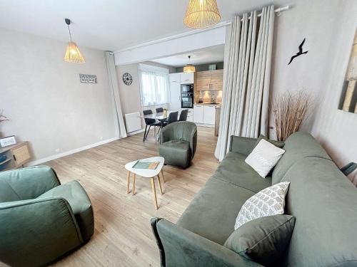 Jullouville-les-Pins Apartment | Bel appartement rénové au cœur de Jullouville, 100m de la plage, 1 chambre, 4 couchages, parking privé - FR-1-361-72