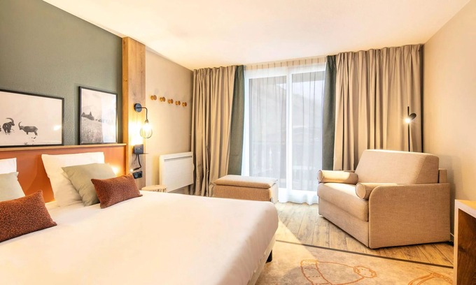 Mont-de-Lans Apartment | Belambra Clubs Les 2 Alpes Les Crestes - All inclusive - Premium Room 2 Adults Corner Night View