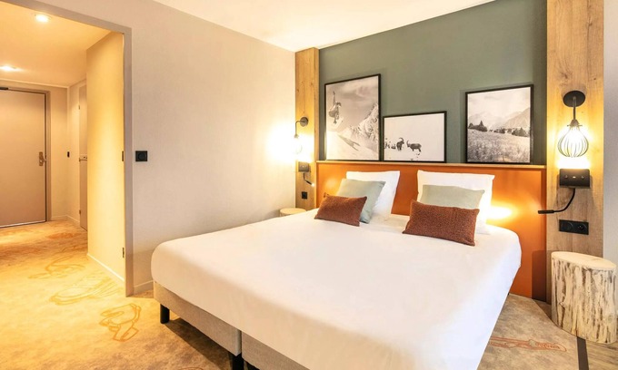 Mont-de-Lans Apartment | Belambra Clubs Les 2 Alpes Les Crestes - All inclusive - Premium Room 2 Adults and 1 Child Room Night View Impregnable